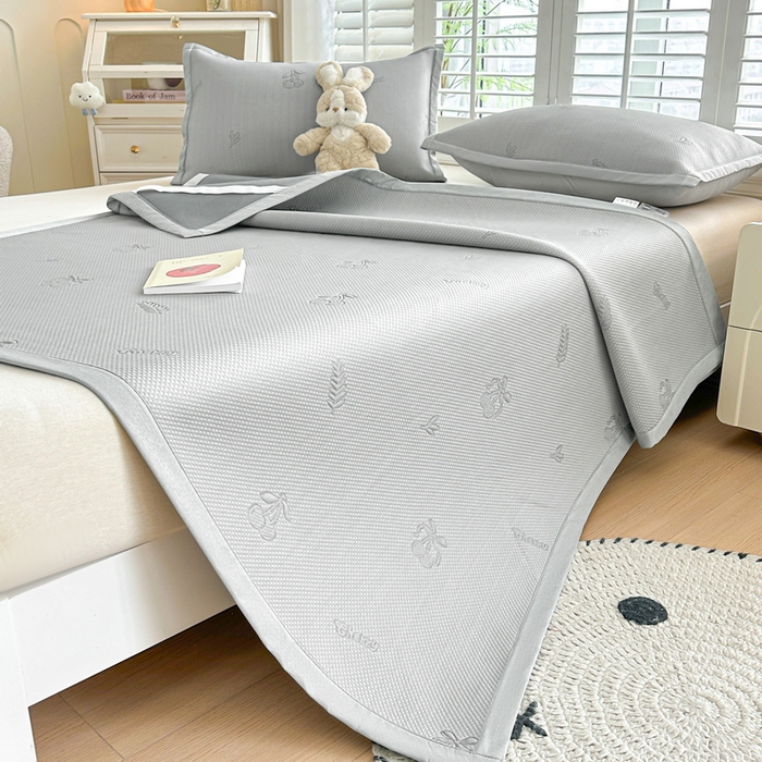 91家纺网 家纺一手货源 找家纺 春妮家纺 2025新款A类PE提花软席凉感冰豆豆凉席席子凉席 夏日樱桃-灰