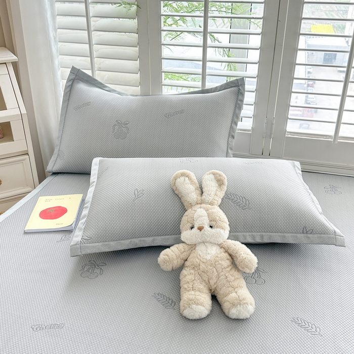 91家纺网 家纺一手货源 找家纺 春妮家纺 2025新款A类PE提花软席凉感冰豆豆凉席席子凉席 夏日樱桃-灰