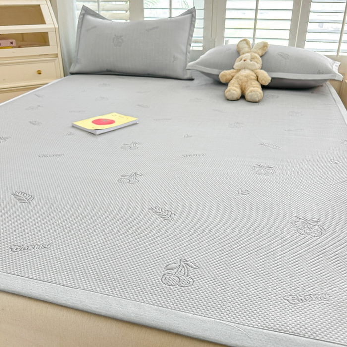 91家纺网 家纺一手货源 找家纺 春妮家纺 2025新款A类PE提花软席凉感冰豆豆凉席席子凉席 夏日樱桃-灰