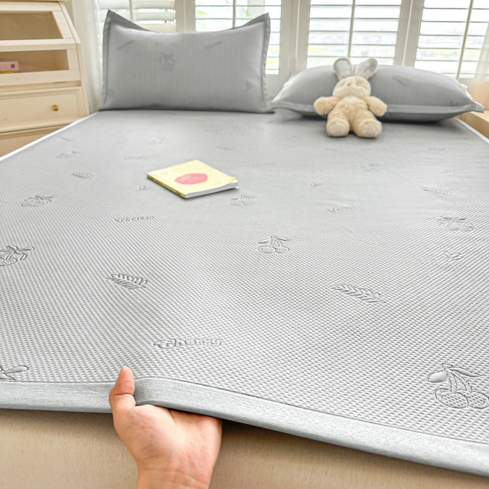 91家纺网 家纺一手货源 找家纺 春妮家纺 2025新款A类PE提花软席凉感冰豆豆凉席席子凉席 夏日樱桃-灰