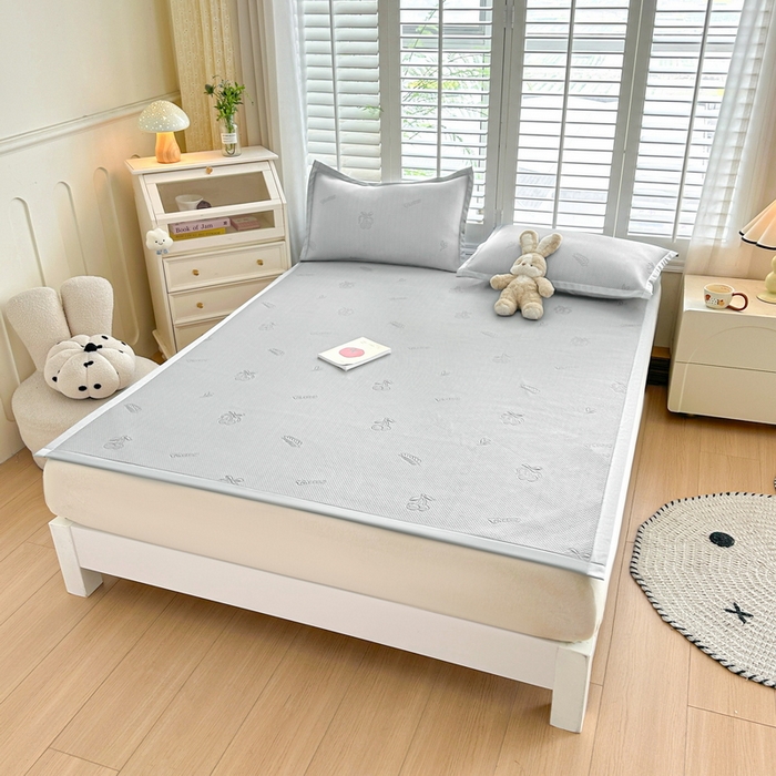 91家纺网 家纺一手货源 找家纺 春妮家纺 2025新款A类PE提花软席凉感冰豆豆凉席席子凉席 夏日樱桃-灰