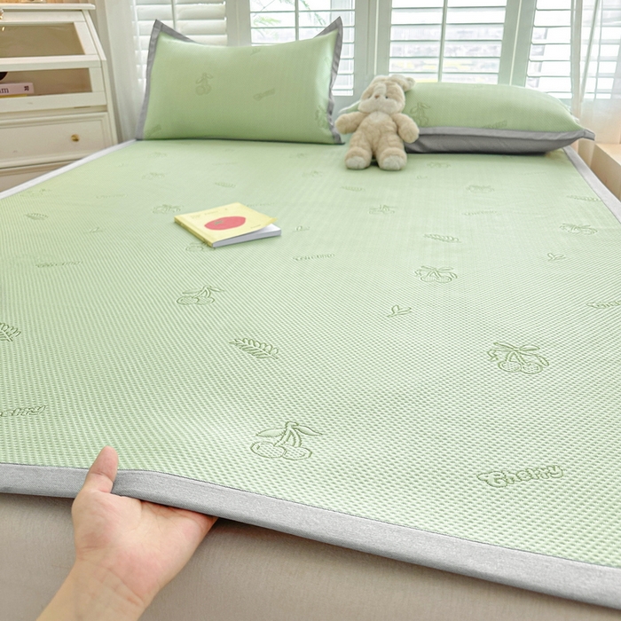 91家纺网 家纺一手货源 找家纺 春妮家纺 2025新款A类PE提花软席凉感冰豆豆凉席席子凉席 夏日樱桃-绿