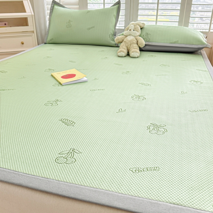 91家纺网 家纺一手货源 找家纺 春妮家纺 2025新款A类PE提花软席凉感冰豆豆凉席席子凉席 夏日樱桃-绿