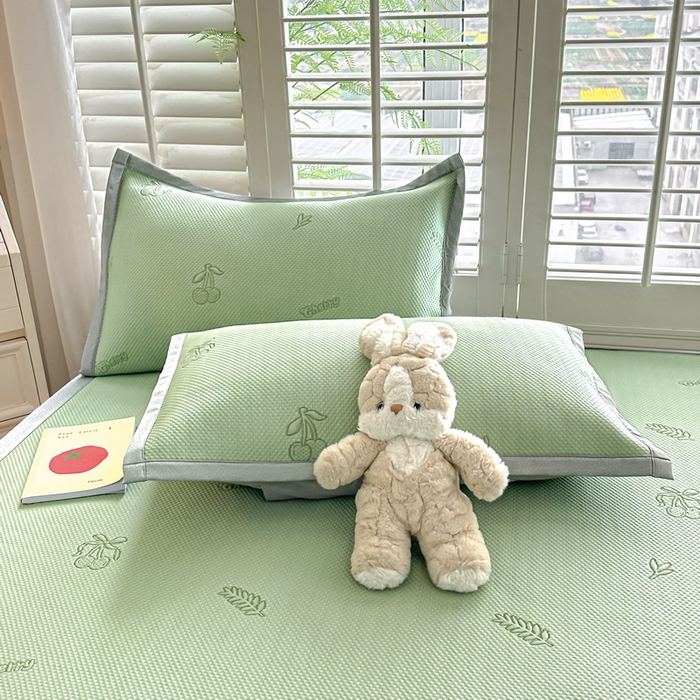 91家纺网 家纺一手货源 找家纺 春妮家纺 2025新款A类PE提花软席凉感冰豆豆凉席席子凉席 夏日樱桃-绿