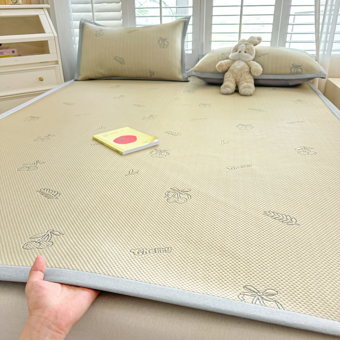 91家纺网 家纺一手货源 找家纺 春妮家纺 2025新款A类PE提花软席凉感冰豆豆凉席席子凉席 夏日樱桃-杏