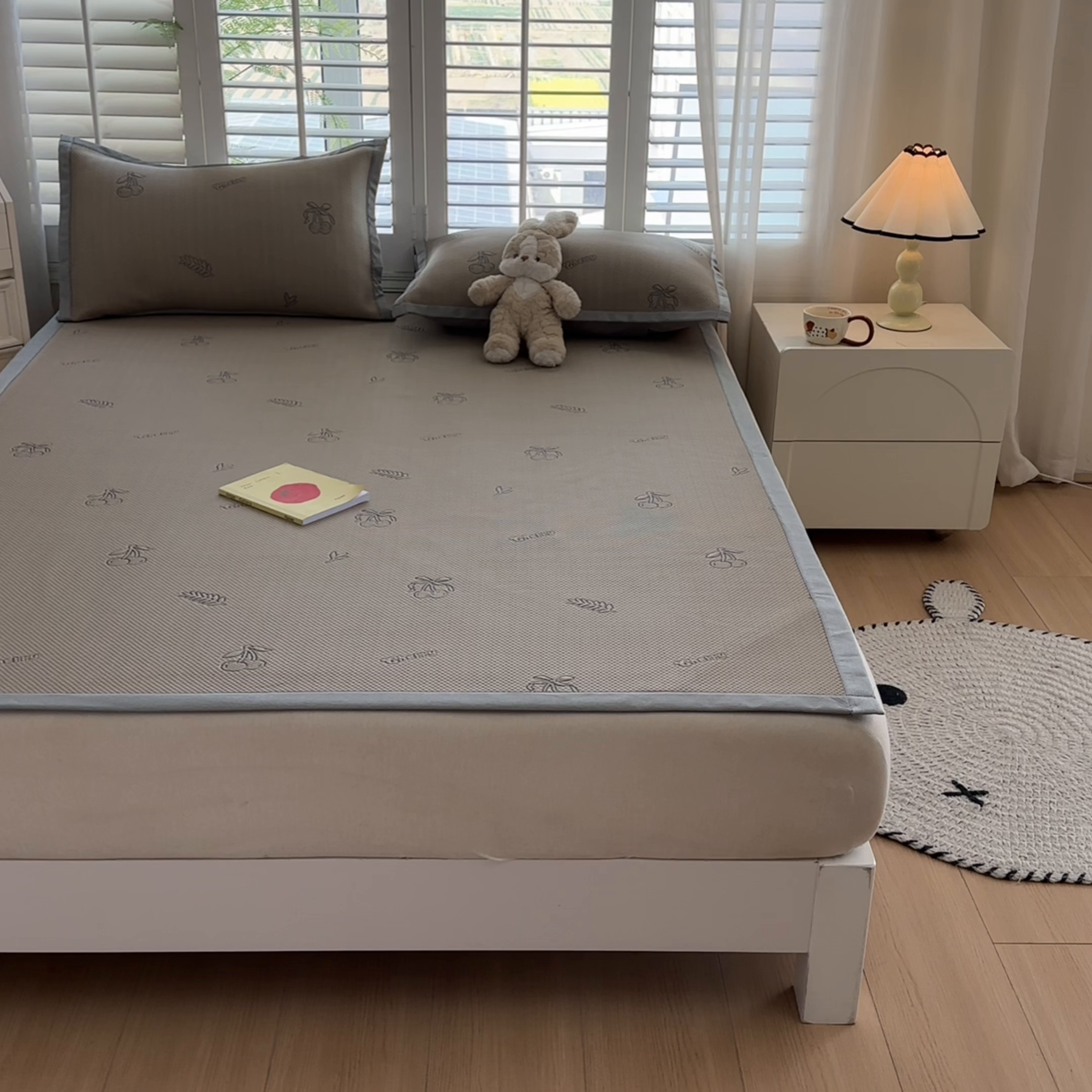 91家纺网 家纺一手货源 找家纺 春妮家纺 2025新款A类PE提花软席凉感冰豆豆凉席席子凉席 夏日樱桃-杏