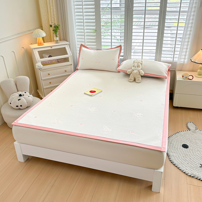 91家纺网 家纺一手货源 找家纺 春妮家纺 2025新款A类PE提花软席凉感冰豆豆凉席席子凉席 旋转木马-白