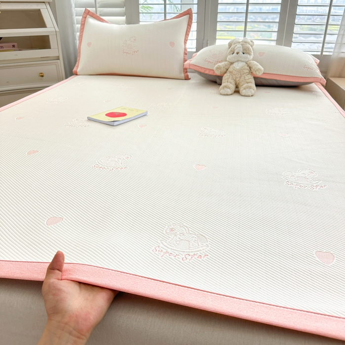 91家纺网 家纺一手货源 找家纺 春妮家纺 2025新款A类PE提花软席凉感冰豆豆凉席席子凉席 旋转木马-白