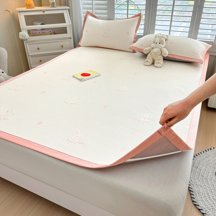 91家纺网 家纺一手货源 找家纺 春妮家纺 2025新款A类PE提花软席凉感冰豆豆凉席席子凉席 旋转木马-白