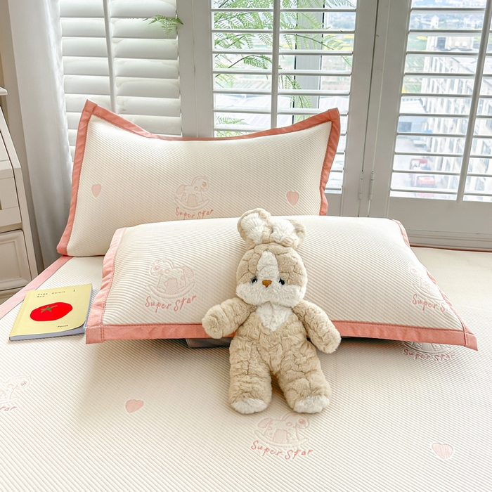 91家纺网 家纺一手货源 找家纺 春妮家纺 2025新款A类PE提花软席凉感冰豆豆凉席席子凉席 旋转木马-白