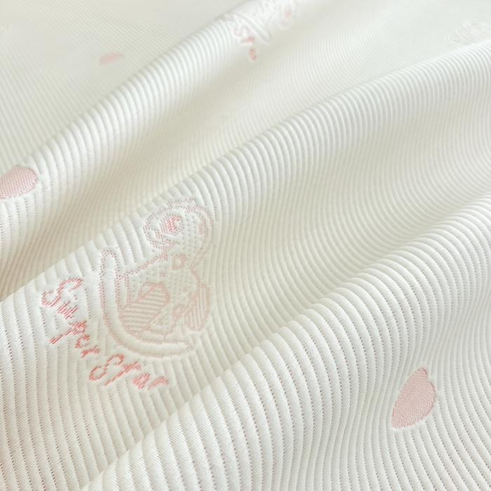 91家纺网 家纺一手货源 找家纺 春妮家纺 2025新款A类PE提花软席凉感冰豆豆凉席席子凉席 旋转木马-白