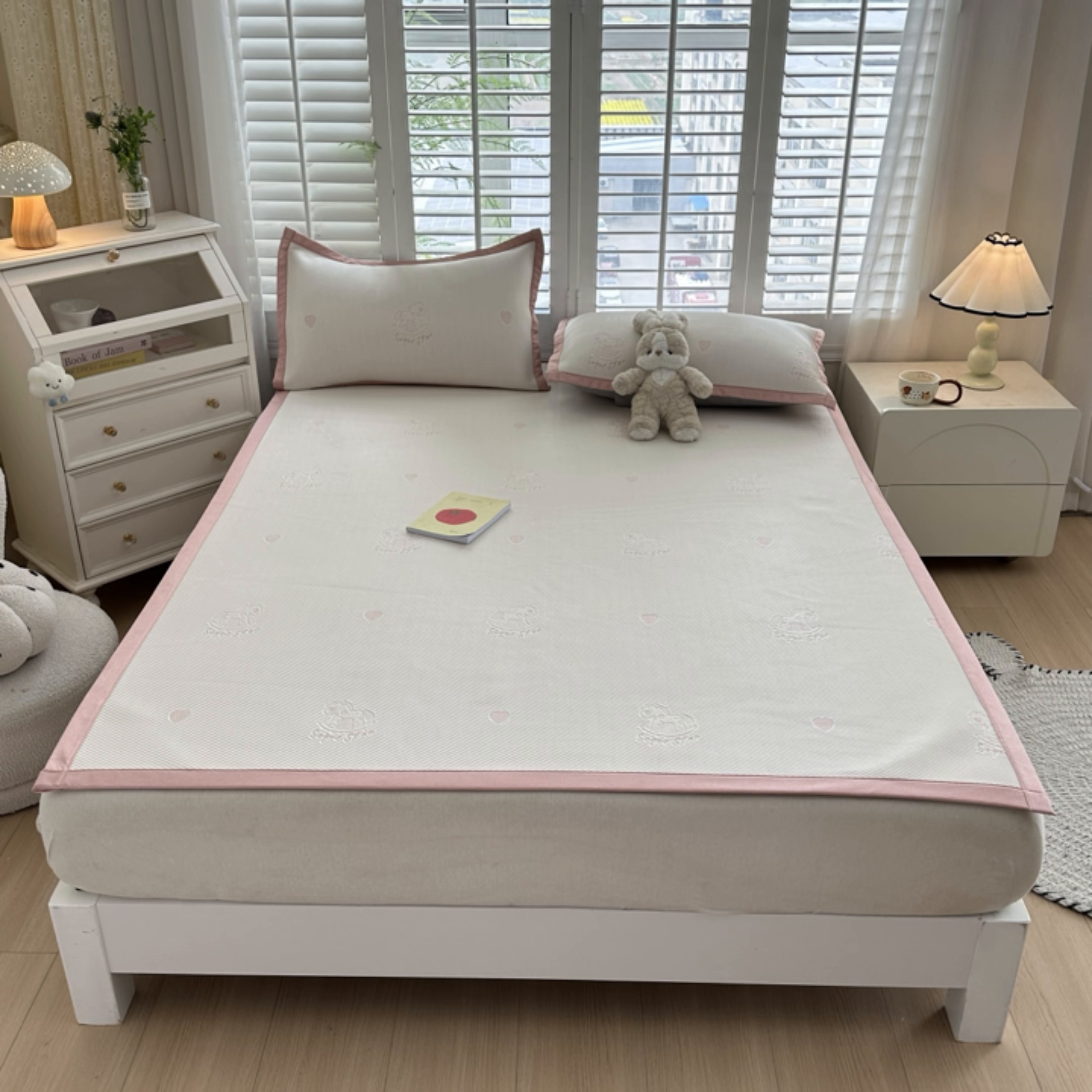 91家纺网 家纺一手货源 找家纺 春妮家纺 2025新款A类PE提花软席凉感冰豆豆凉席席子凉席 旋转木马-白