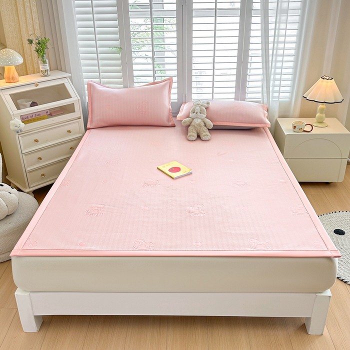 91家纺网 家纺一手货源 找家纺 春妮家纺 2025新款A类PE提花软席凉感冰豆豆凉席席子凉席 旋转木马-粉