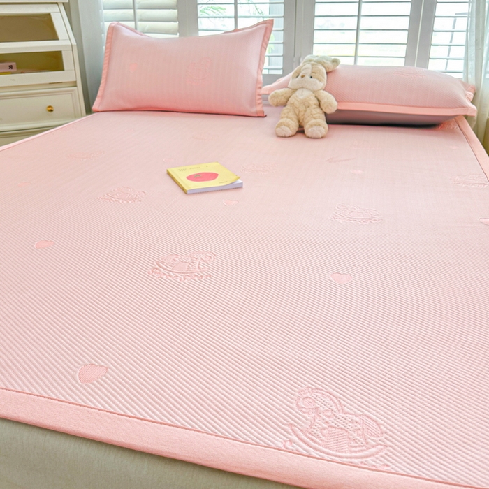 91家纺网 家纺一手货源 找家纺 春妮家纺 2025新款A类PE提花软席凉感冰豆豆凉席席子凉席 旋转木马-粉