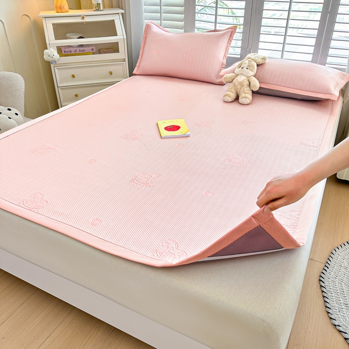 91家纺网 家纺一手货源 找家纺 春妮家纺 2025新款A类PE提花软席凉感冰豆豆凉席席子凉席 旋转木马-粉