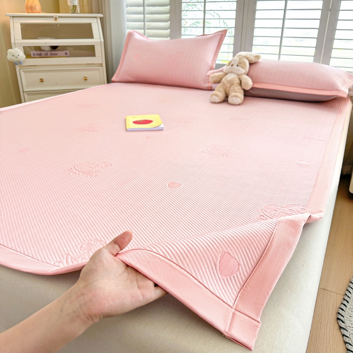 91家纺网 家纺一手货源 找家纺 春妮家纺 2025新款A类PE提花软席凉感冰豆豆凉席席子凉席 旋转木马-粉