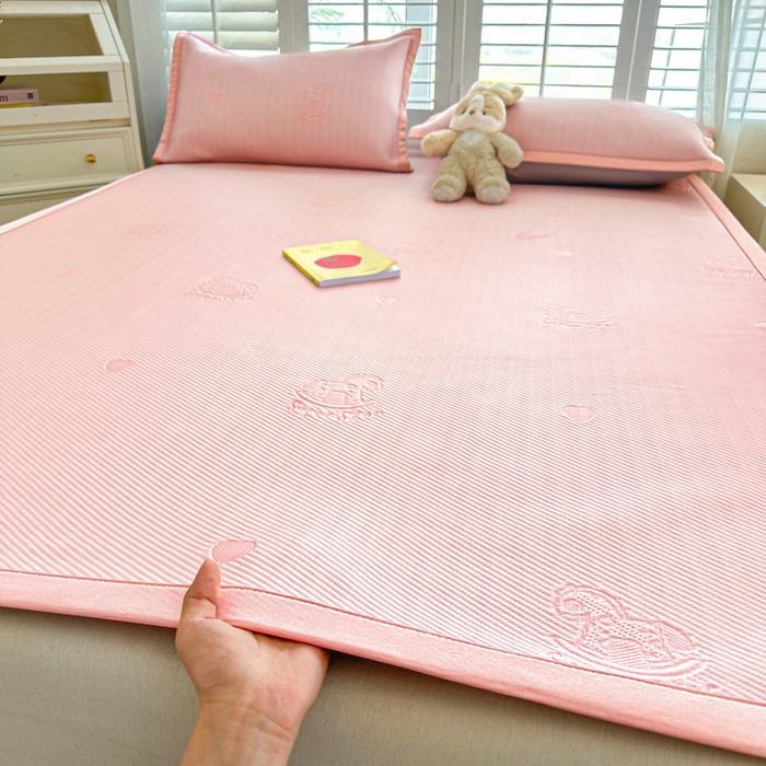 91家纺网 家纺一手货源 找家纺 春妮家纺 2025新款A类PE提花软席凉感冰豆豆凉席席子凉席 旋转木马-粉