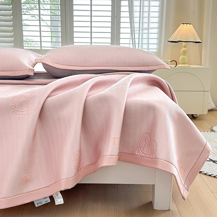 91家纺网 家纺一手货源 找家纺 春妮家纺 2025新款A类PE提花软席凉感冰豆豆凉席席子凉席 旋转木马-粉