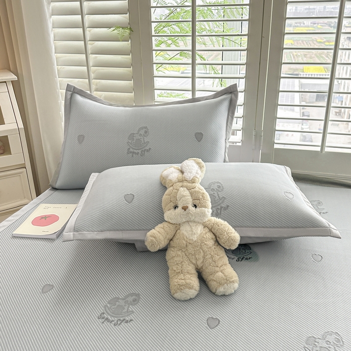 91家纺网 家纺一手货源 找家纺 春妮家纺 2025新款A类PE提花软席凉感冰豆豆凉席席子凉席 旋转木马-灰