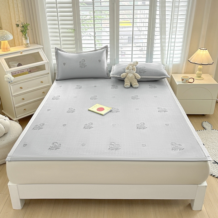 91家纺网 家纺一手货源 找家纺 春妮家纺 2025新款A类PE提花软席凉感冰豆豆凉席席子凉席 旋转木马-灰