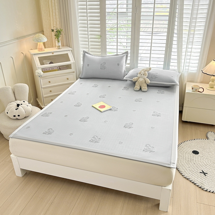 91家纺网 家纺一手货源 找家纺 春妮家纺 2025新款A类PE提花软席凉感冰豆豆凉席席子凉席 旋转木马-灰