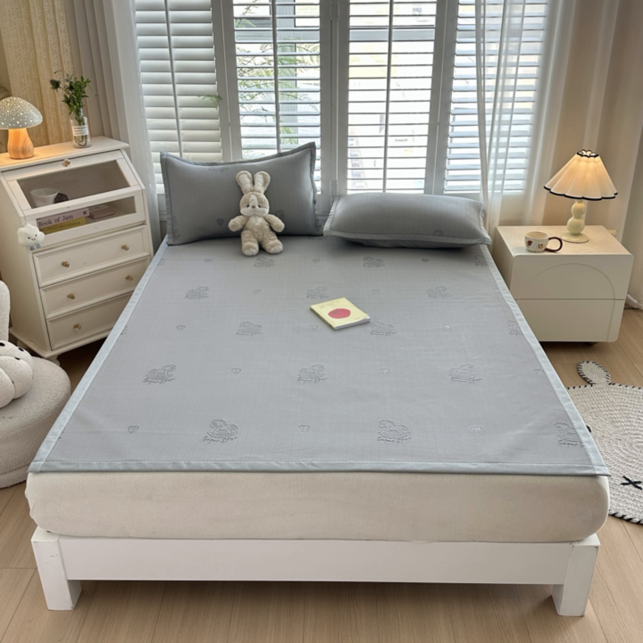 91家纺网 家纺一手货源 找家纺 春妮家纺 2025新款A类PE提花软席凉感冰豆豆凉席席子凉席 旋转木马-灰