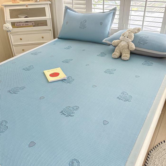 91家纺网 家纺一手货源 找家纺 春妮家纺 2025新款A类PE提花软席凉感冰豆豆凉席席子凉席 旋转木马-蓝