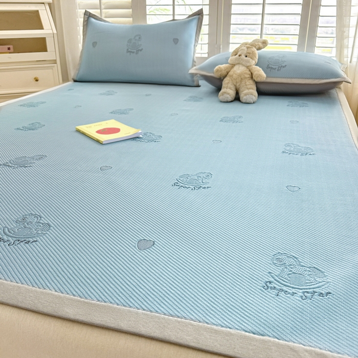 91家纺网 家纺一手货源 找家纺 春妮家纺 2025新款A类PE提花软席凉感冰豆豆凉席席子凉席 旋转木马-蓝