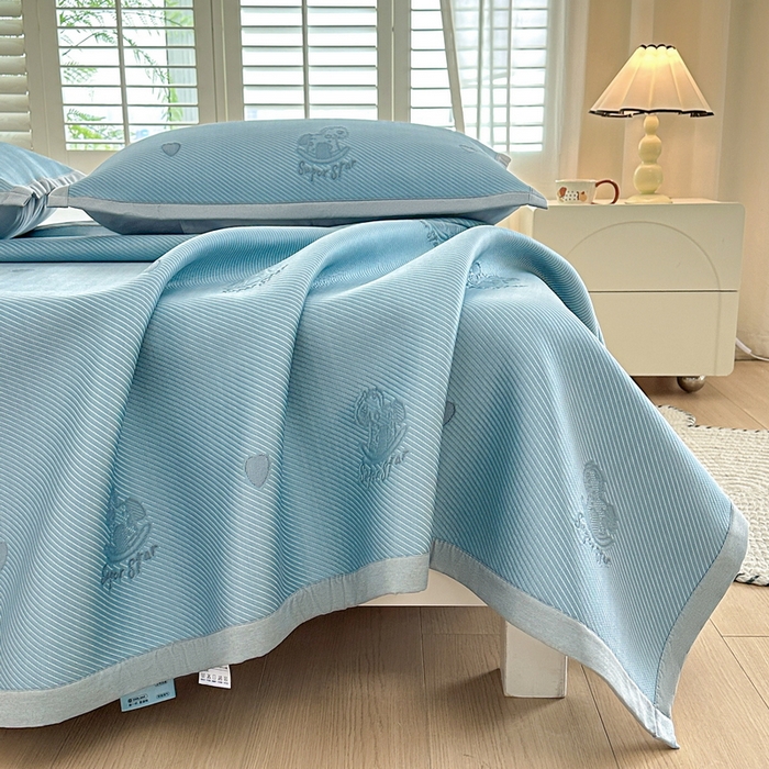 91家纺网 家纺一手货源 找家纺 春妮家纺 2025新款A类PE提花软席凉感冰豆豆凉席席子凉席 旋转木马-蓝