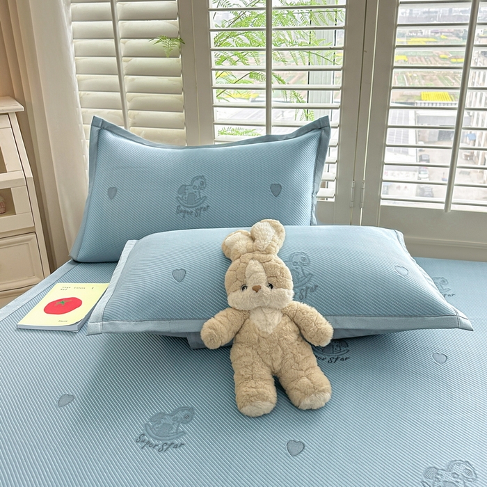 91家纺网 家纺一手货源 找家纺 春妮家纺 2025新款A类PE提花软席凉感冰豆豆凉席席子凉席 旋转木马-蓝