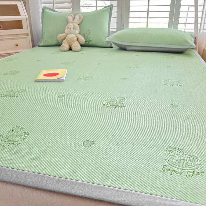 91家纺网 家纺一手货源 找家纺 春妮家纺 2025新款A类PE提花软席凉感冰豆豆凉席席子凉席 旋转木马-绿