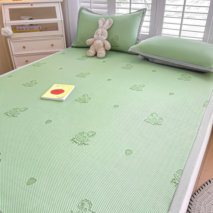 91家纺网 家纺一手货源 找家纺 春妮家纺 2025新款A类PE提花软席凉感冰豆豆凉席席子凉席 旋转木马-绿