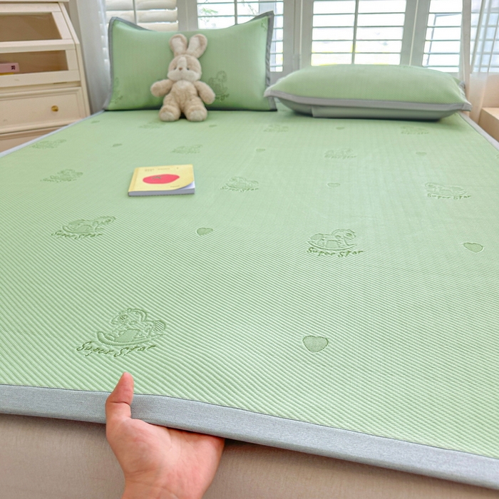 91家纺网 家纺一手货源 找家纺 春妮家纺 2025新款A类PE提花软席凉感冰豆豆凉席席子凉席 旋转木马-绿