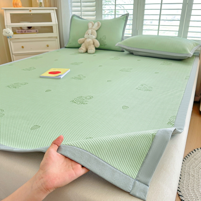 91家纺网 家纺一手货源 找家纺 春妮家纺 2025新款A类PE提花软席凉感冰豆豆凉席席子凉席 旋转木马-绿