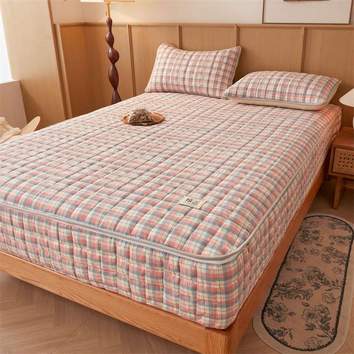 91家纺网 家纺一手货源 找家纺 伊人坊2025新款全棉色织水洗棉六面全包床笠床垫保护套无印风 夹棉床围-贝拉粉