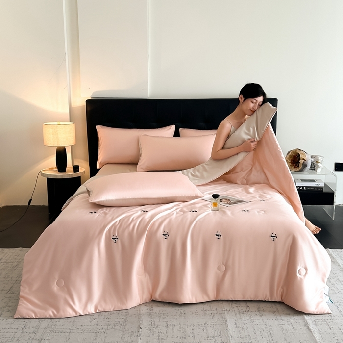 91家纺网 家纺一手货源 找家纺 绒世界 2025春夏水洗冰丝夏被四件套满绣系列 熊猫-粉米