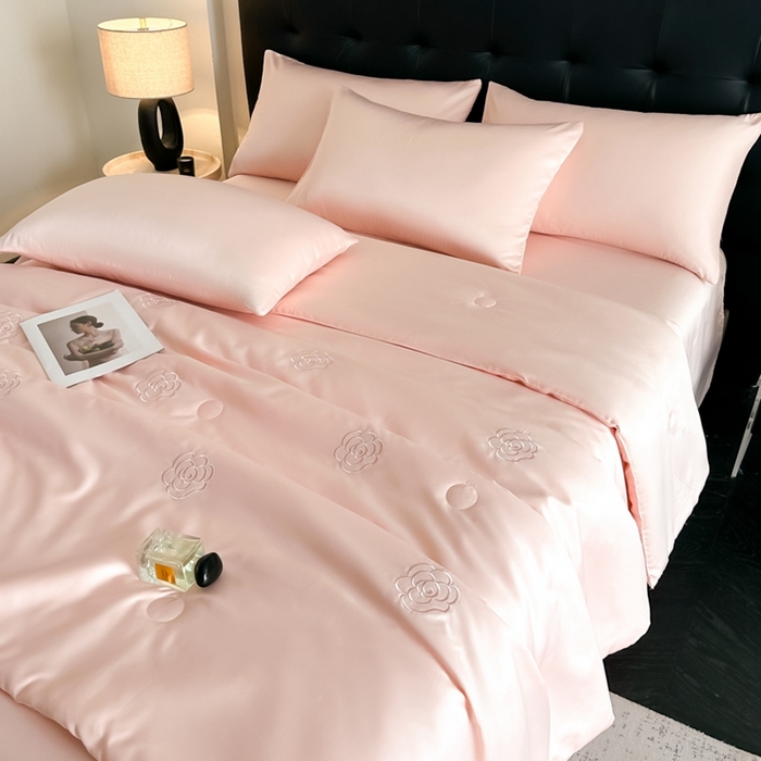 91家纺网 家纺一手货源 找家纺 绒世界 2025春夏水洗冰丝夏被四件套满绣系列 山茶花-粉