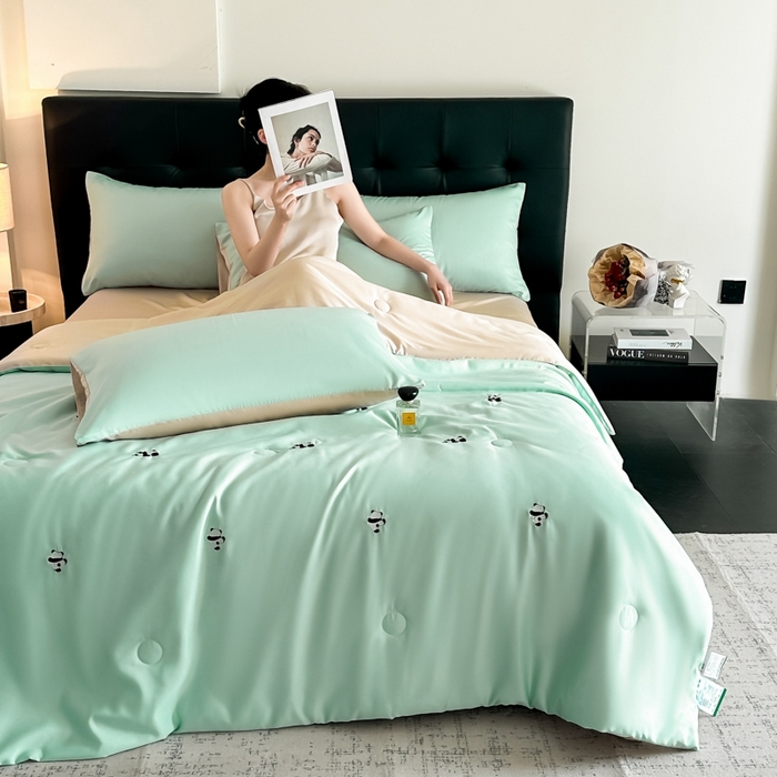 91家纺网 家纺一手货源 找家纺 绒世界 2025春夏水洗冰丝夏被四件套满绣系列 熊猫-绿米