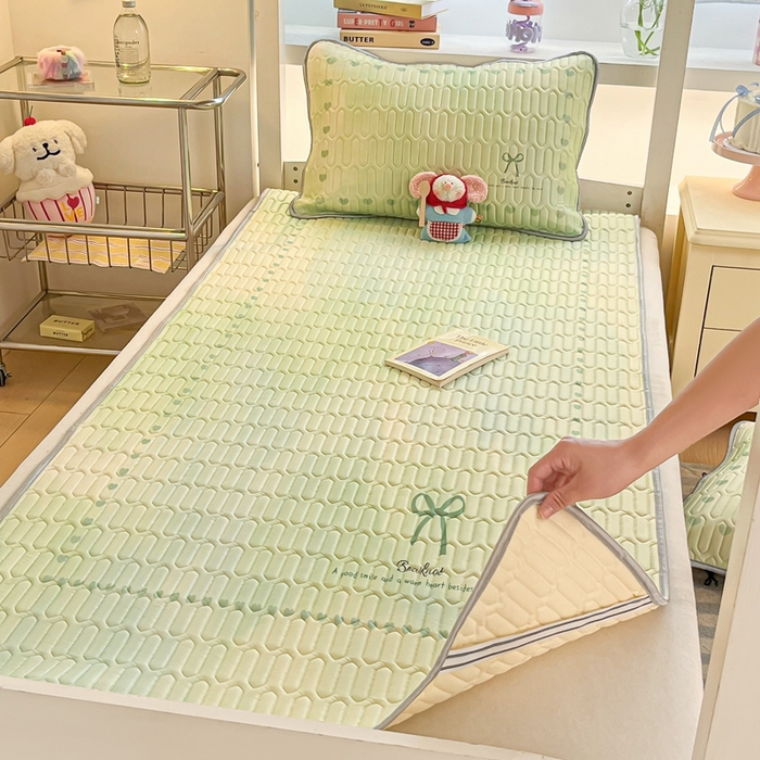 91家纺网 家纺一手货源 找家纺 川悦生活 2025新款大阪宿舍凉感丝凉席 夏天物语