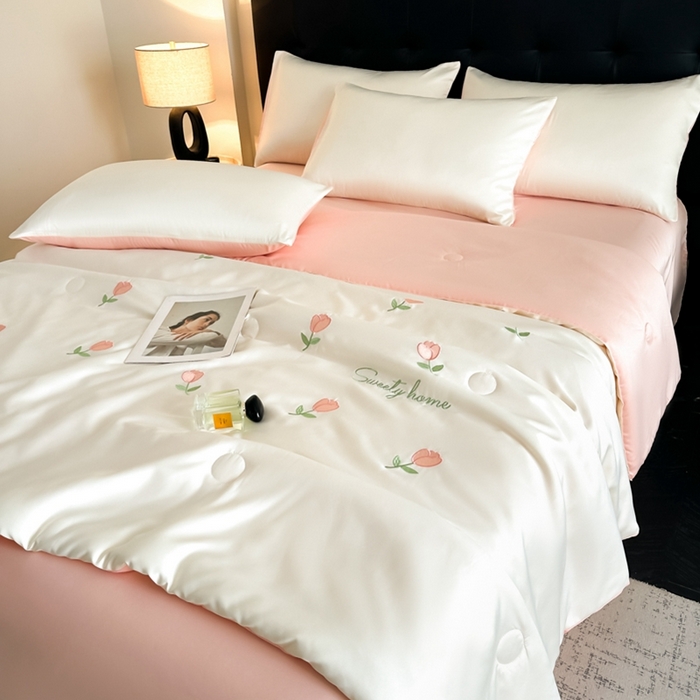 91家纺网 家纺一手货源 找家纺 绒世界 2025春夏水洗冰丝夏被四件套满绣系列 郁金香-奶白粉