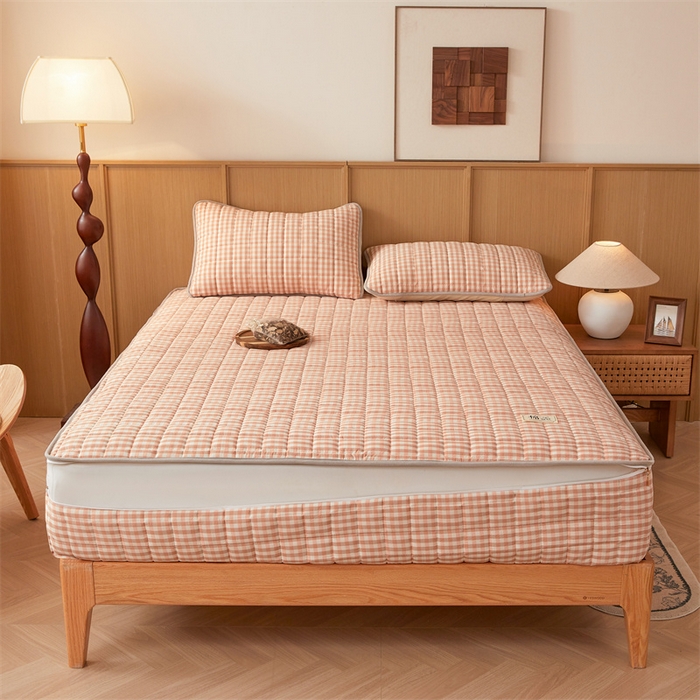 91家纺网 家纺一手货源 找家纺 伊人坊2025新款全棉色织水洗棉六面全包床笠床垫保护套无印风 夹棉床围-粉小格