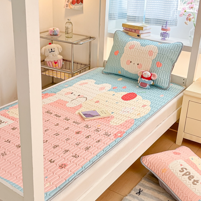 91家纺网 家纺一手货源 找家纺 川悦生活 2025新款大阪宿舍凉感丝凉席 奶熊日记