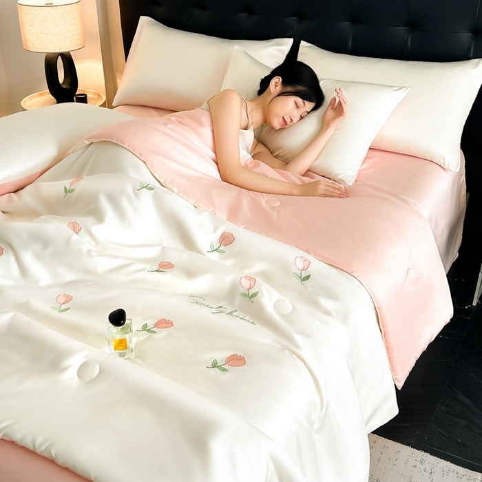 91家纺网 家纺一手货源 找家纺 绒世界 2025春夏水洗冰丝夏被四件套满绣系列 郁金香-奶白粉