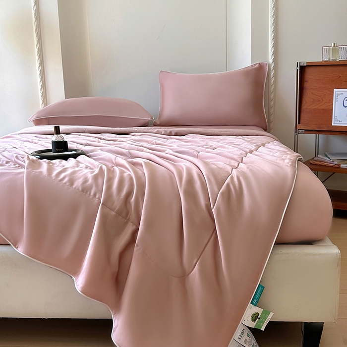 91家纺网 家纺一手货源 找家纺 百寐 2025新款60S兰精天丝夏被系列 樱花粉+碳灰