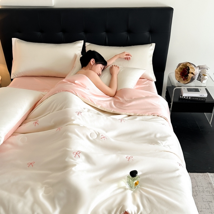 91家纺网 家纺一手货源 找家纺 绒世界 2025春夏水洗冰丝夏被四件套满绣系列 蝴蝶结-奶白粉