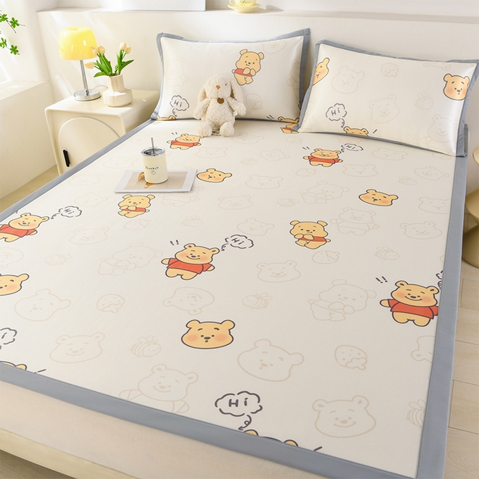 91家纺网 家纺一手货源 找家纺 牵依 2025春夏新款A类碳光冰丝席凉感印花三明治凉席 维尼熊