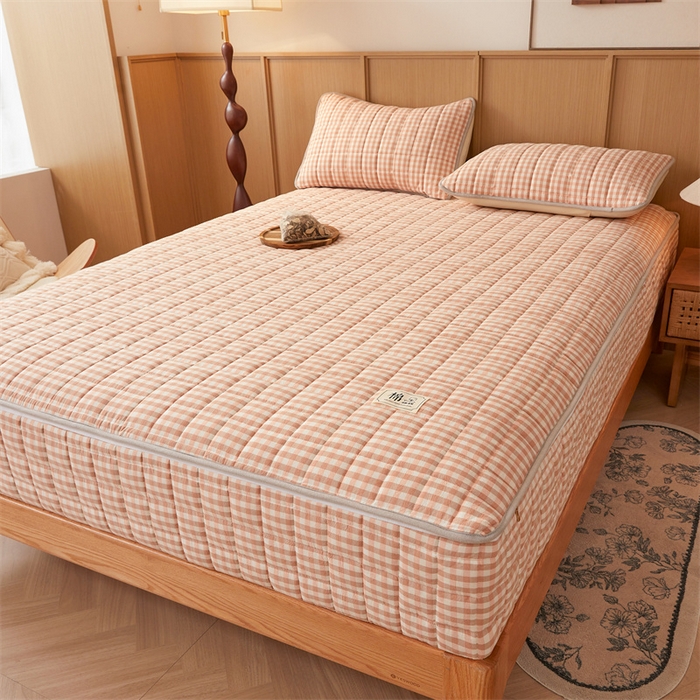 91家纺网 家纺一手货源 找家纺 伊人坊2025新款全棉色织水洗棉六面全包床笠床垫保护套无印风 夹棉床围-粉小格