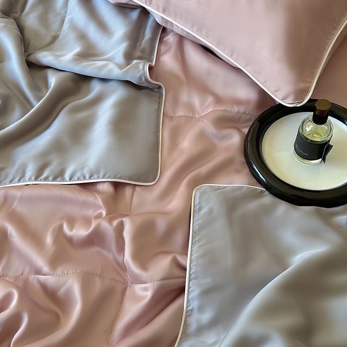 91家纺网 家纺一手货源 找家纺 百寐 2025新款60S兰精天丝夏被系列 樱花粉+碳灰