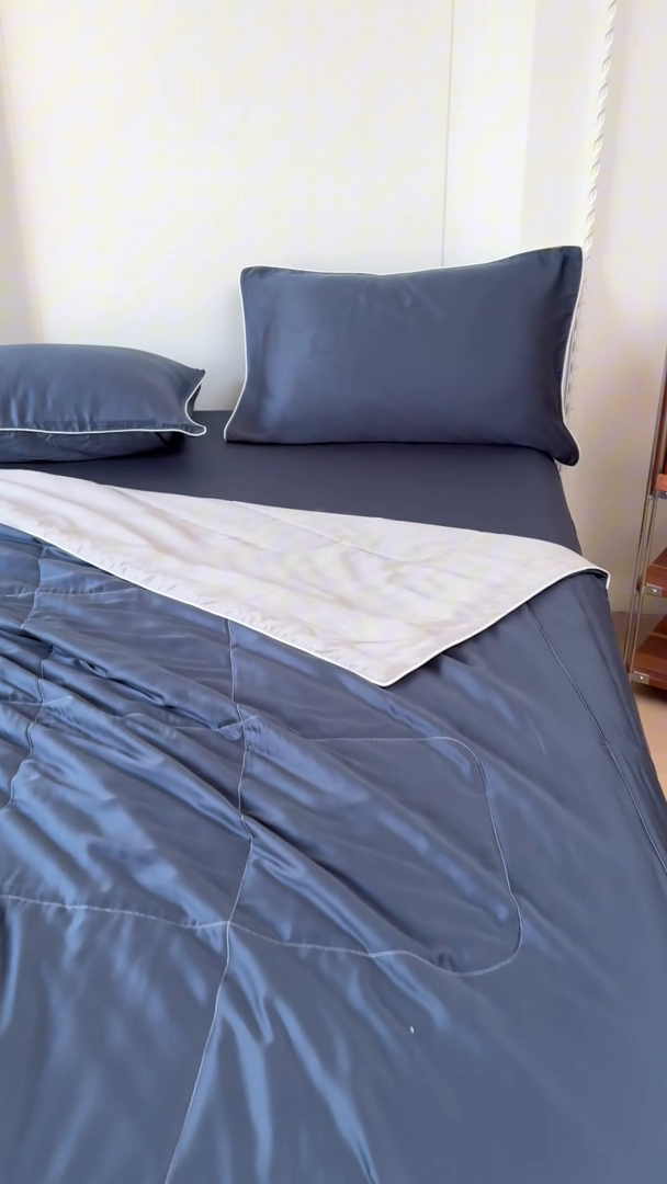 91家纺网 家纺一手货源 找家纺 百寐 2025新款60S兰精天丝夏被系列 宝石蓝+碳灰