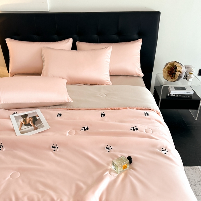 91家纺网 家纺一手货源 找家纺 绒世界 2025春夏水洗冰丝夏被四件套满绣系列 熊猫-粉米